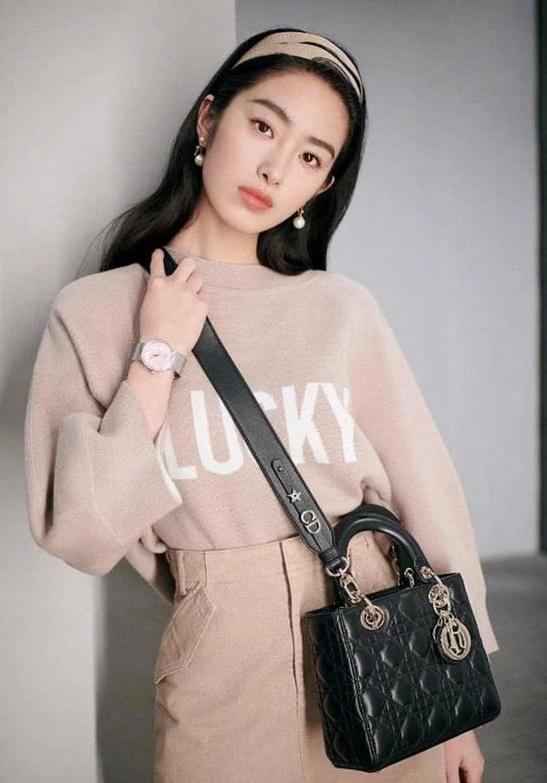 Chiêm ngưỡng nhan sắc gây sốt của tình trẻ kém 30 tuổi bố nuôi tỷ phú lưu diệc phi - 19