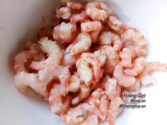 Chủ nhật thảnh thơi mẹ ra tay có ngay món rong biển cuộn tôm thịt chiên giòn - 1