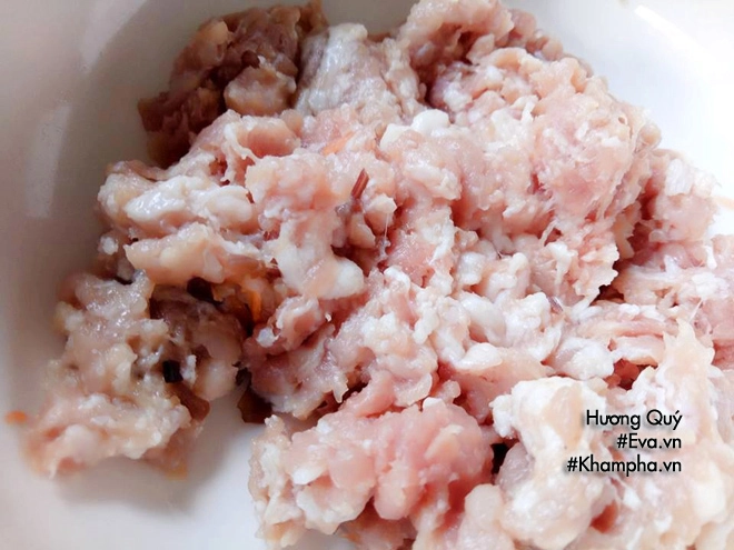 Chủ nhật thảnh thơi mẹ ra tay có ngay món rong biển cuộn tôm thịt chiên giòn - 2