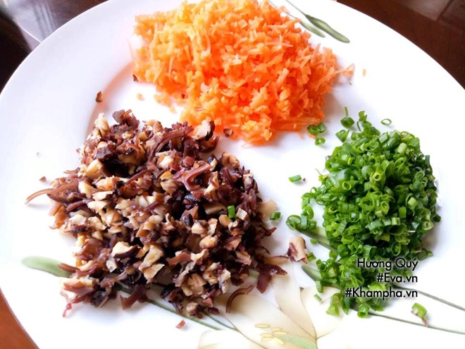 Chủ nhật thảnh thơi mẹ ra tay có ngay món rong biển cuộn tôm thịt chiên giòn - 4