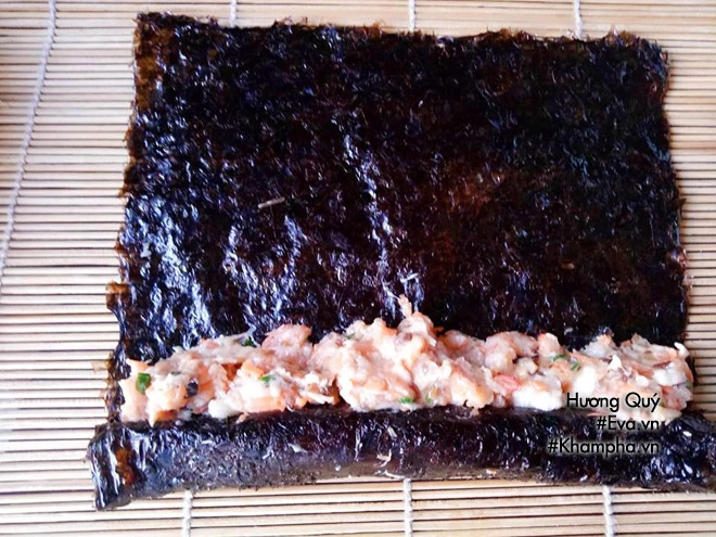 Chủ nhật thảnh thơi mẹ ra tay có ngay món rong biển cuộn tôm thịt chiên giòn - 9