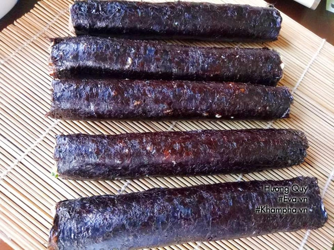 Chủ nhật thảnh thơi mẹ ra tay có ngay món rong biển cuộn tôm thịt chiên giòn - 10