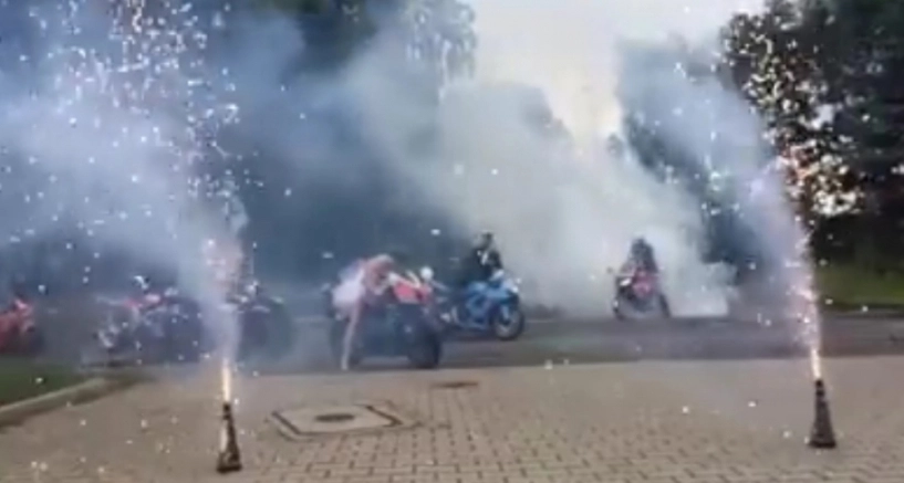 clip đám cưới đầy khói và tiếng ồn của một biker - 1
