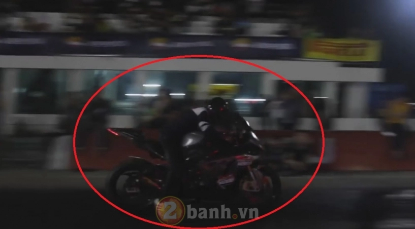 clip - màn đua drag tuyệt vời của bmw s1000rr và hp4 - 4