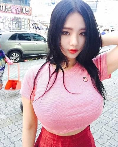 Cô gái bị bạn bè chê cười người yêu chia tay vì lí do không đỡ nổi ngực quá to - 1