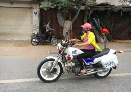 Cô gái thường phục lái môtô cảnh sát giao thông gây xôn xao - 2