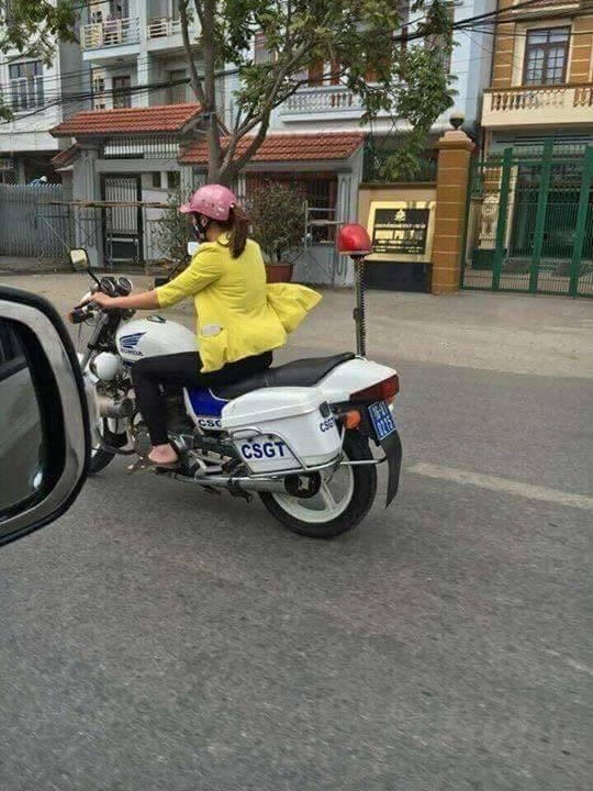 Cô gái thường phục lái môtô cảnh sát giao thông gây xôn xao - 1