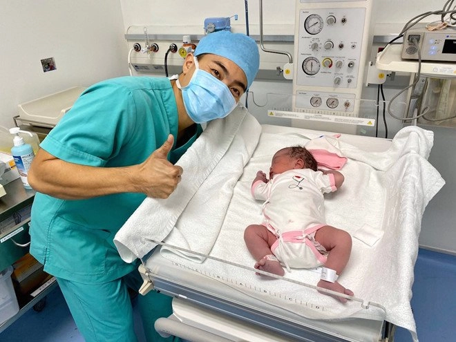 Con mới sinh đã gặp sự cố 2 ngày tuổi quốc cơ phải đẩy bé vào phòng phẫu thuật - 2