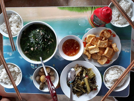 Cươi ra nươc măt vơi mâm cơm 20 nghìn của sinh viên ngày đầu lên nhập học - 4