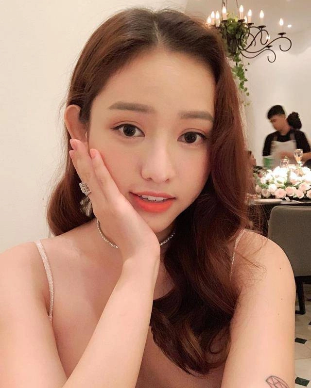 Đã hút 2kg mỡ thừa thúy vi vẫn bị cđm phát hiện dùng app chỉnh eo lệch cả rốn - 1