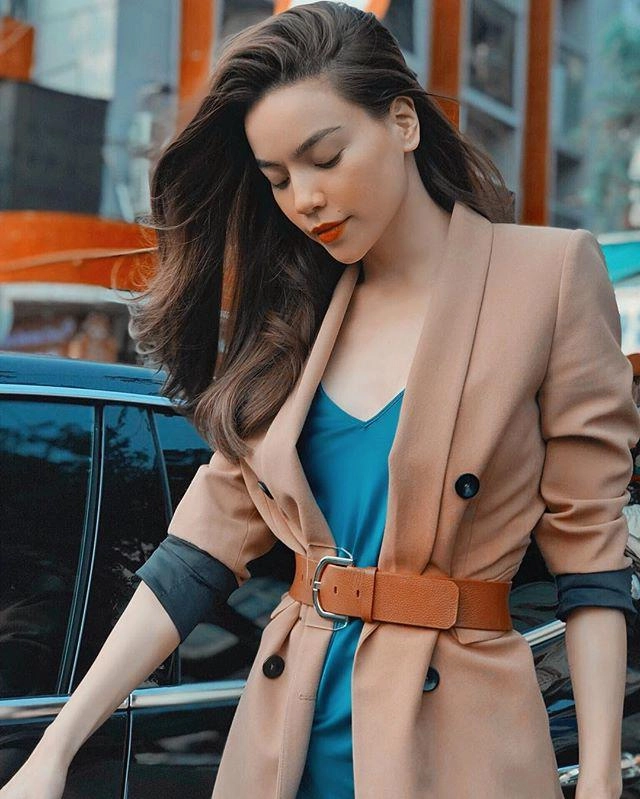 Đăng ảnh khoe lớp makeup cầu kì nhưng người hâm mộ chỉ thấy khuôn ngực phồn thực của hà hồ - 3