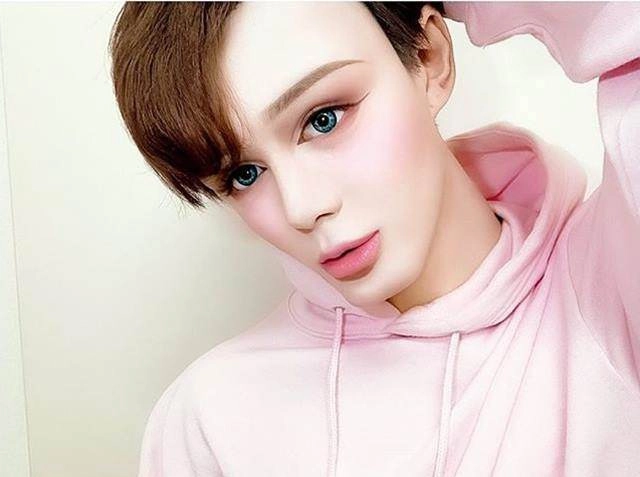 Đang đẹp như soái ca con trai ngôi sao bóng chày gây sốc với ngoại hình như búp bê sống - 2