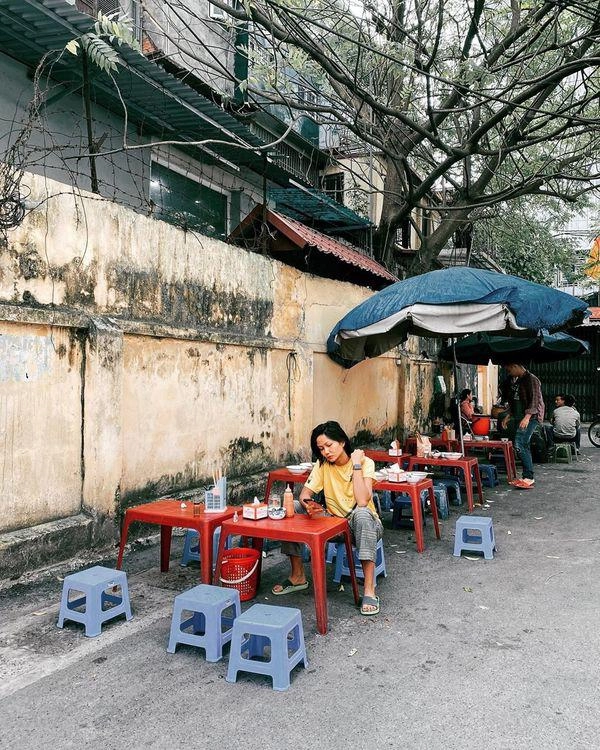 Diện dép lê xuề xoà ngồi ăn quán vỉa hè có hoa hậu nào như hhen niê - 1