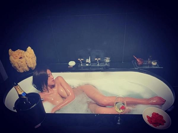 Đố ai mạnh dạn như siêu mẫu phương mai khỏa thân cực sexy trong phòng tắm lộ thiên - 4