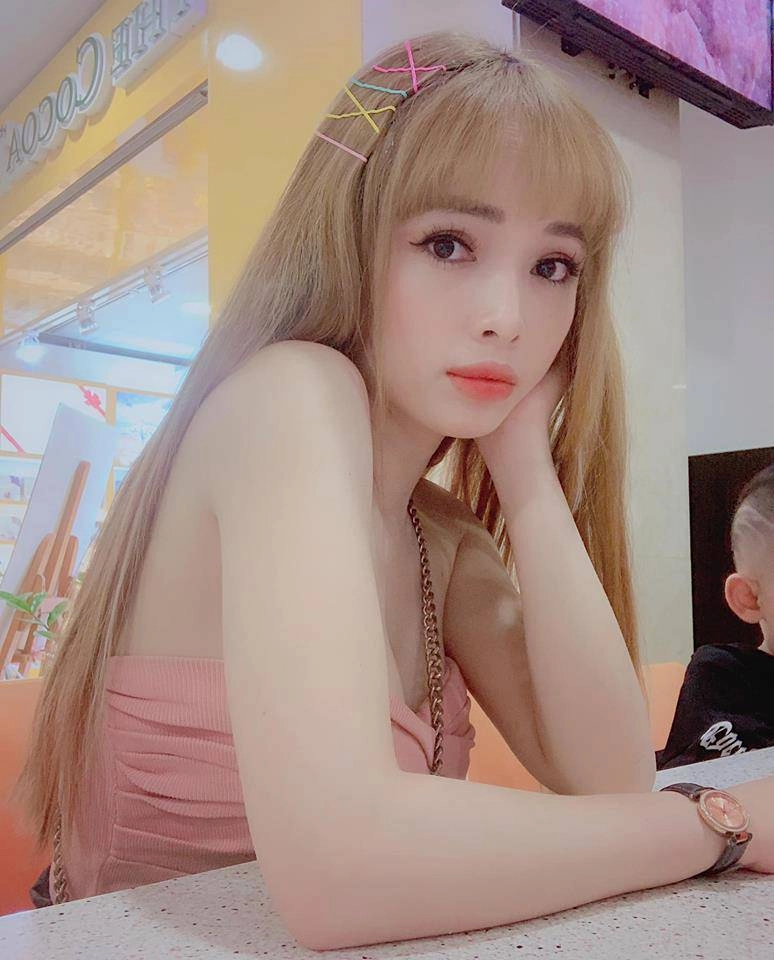 Dụi mắt năm lần bảy lượt không nhận ra bà xã lê hoàng vì khuôn mặt quá khác lạ - 8
