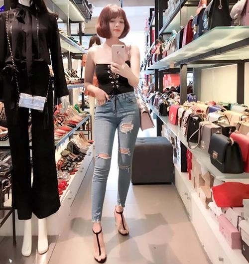Dụi mắt năm lần bảy lượt không nhận ra bà xã lê hoàng vì khuôn mặt quá khác lạ - 13