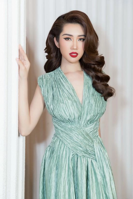 Đúng là hân hoa hậu đổi xoành xoạch cả chục kiểu tóc mà vẫn đẹp rụng tim - 4