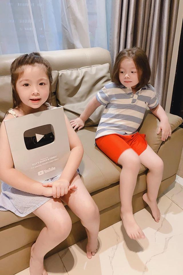 Elly trần khoe video nô đùa cùng con trai dân mạng lại để ý vòng eo con kiến - 11