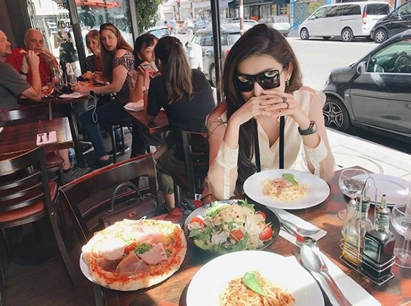 Fan chê gầy á hậu huyền my đăng ảnh nguyên mâm đồ ăn thịnh soạn rồi tự nhận mình béo - 8
