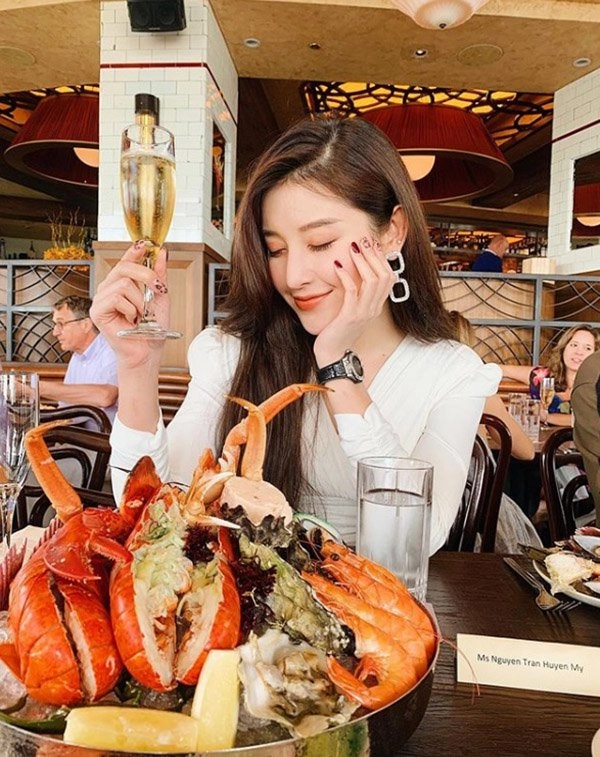 Fan chê gầy á hậu huyền my đăng ảnh nguyên mâm đồ ăn thịnh soạn rồi tự nhận mình béo - 9