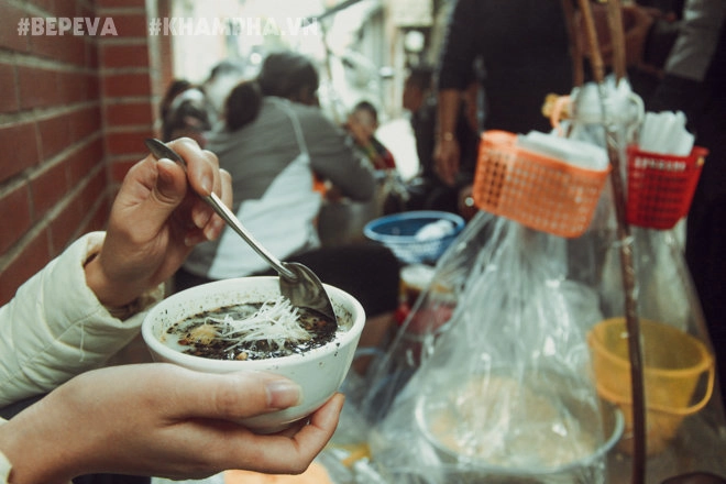 Gánh bánh trôi tàu nóng hổi đông khách dù hà nội lạnh lắm vẫn chấp nhận đứng để thưởng thức - 12