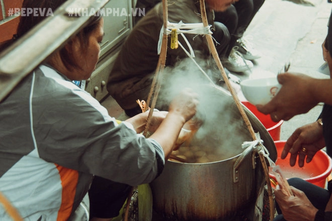 Gánh bánh trôi tàu nóng hổi đông khách dù hà nội lạnh lắm vẫn chấp nhận đứng để thưởng thức - 16