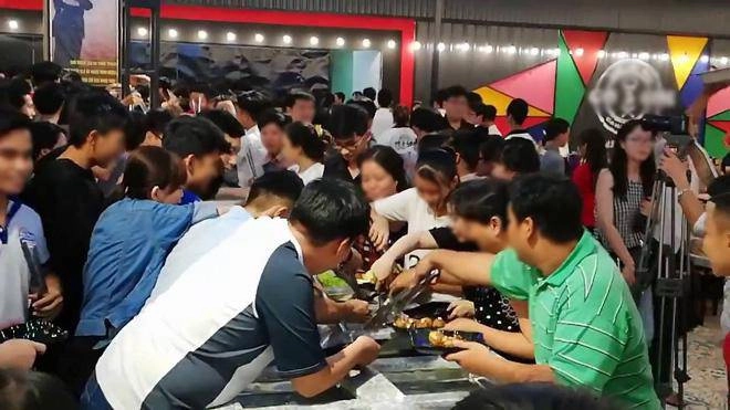 Giành giật xô đẩy ăn buffet miễn phí ở cần thơ đã hết thời ăn trông nồi ngồi trông hướng - 3