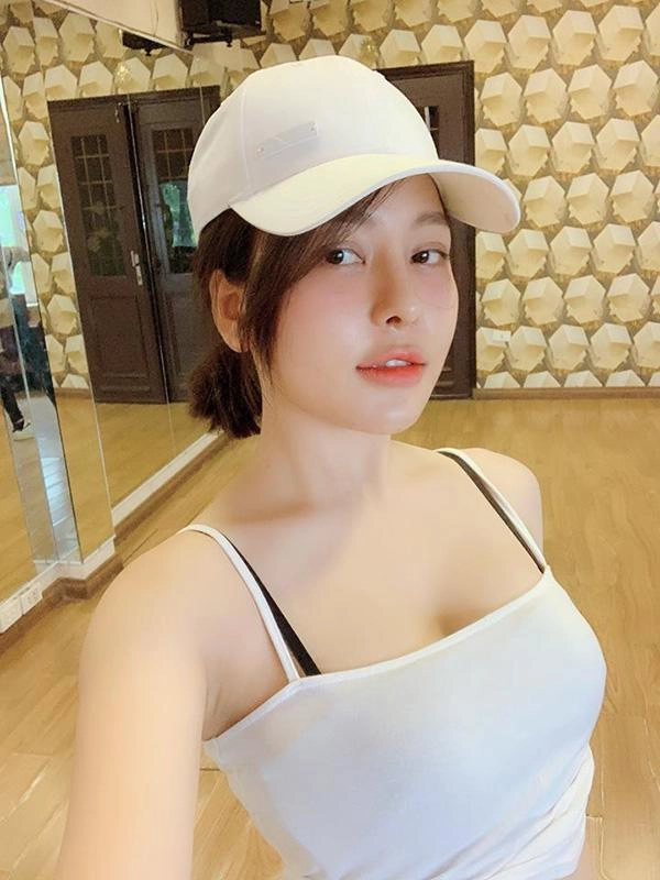 Giật mình với khuôn mặt khác lạ của hotgirl trâm anh có chăng cô nàng lại mới dao kéo - 2