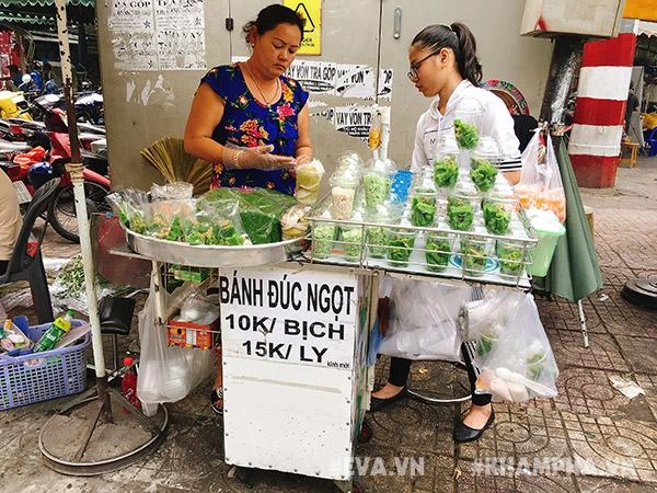 Hàng bánh đúc lá dứa vỉa hè 15kly chan cốt dừa béo ngậy nhìn đã thấy thèm - 6