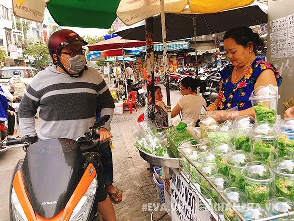 Hàng bánh đúc lá dứa vỉa hè 15kly chan cốt dừa béo ngậy nhìn đã thấy thèm - 7