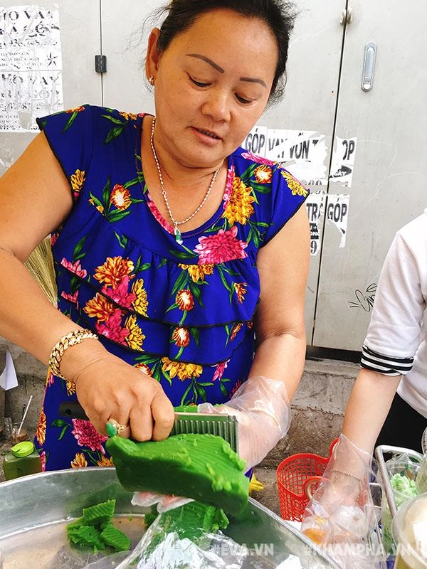 Hàng bánh đúc lá dứa vỉa hè 15kly chan cốt dừa béo ngậy nhìn đã thấy thèm - 8