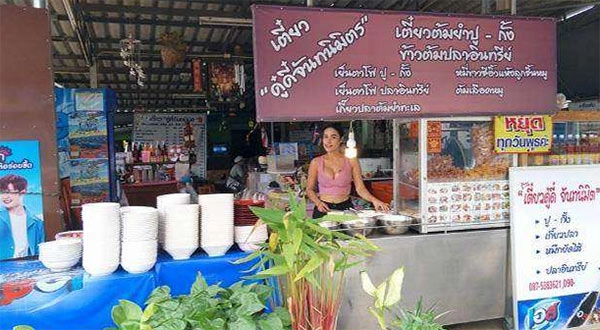 Hàng hủ tiếu thái khách đến nườm nượp vì vừa ngon miệng lại vừa ngon mắt - 1