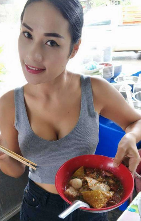 Hàng hủ tiếu thái khách đến nườm nượp vì vừa ngon miệng lại vừa ngon mắt - 3
