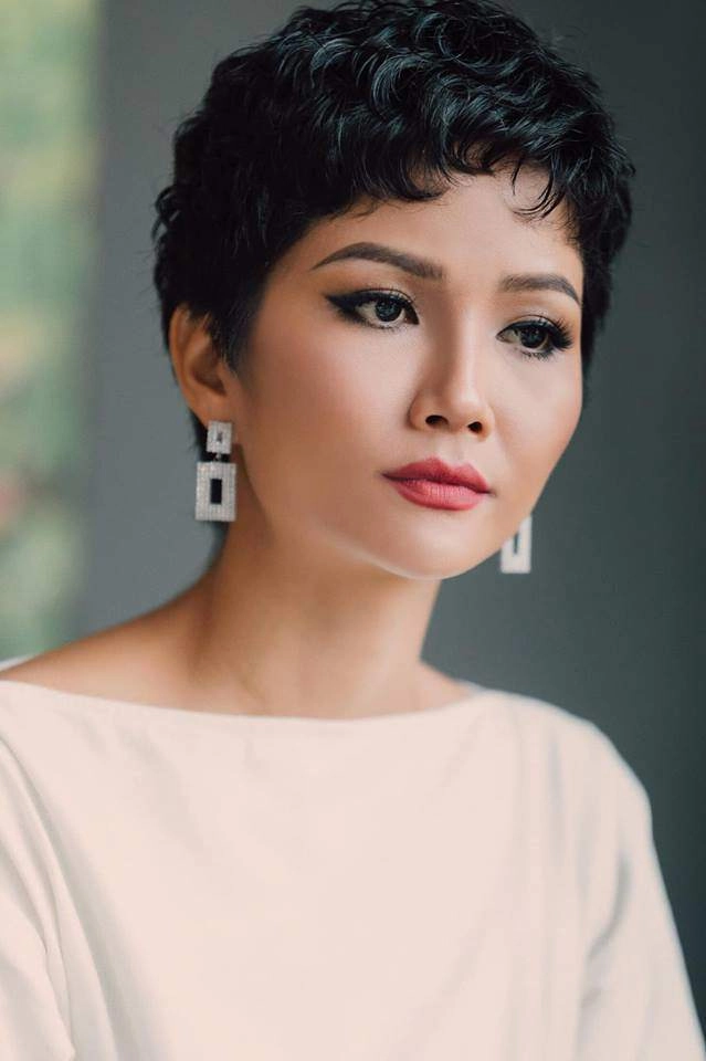 Hhen niê gây choáng vì gương mặt tròn vo nhưng khi biết lý do ai cũng bật cười - 1