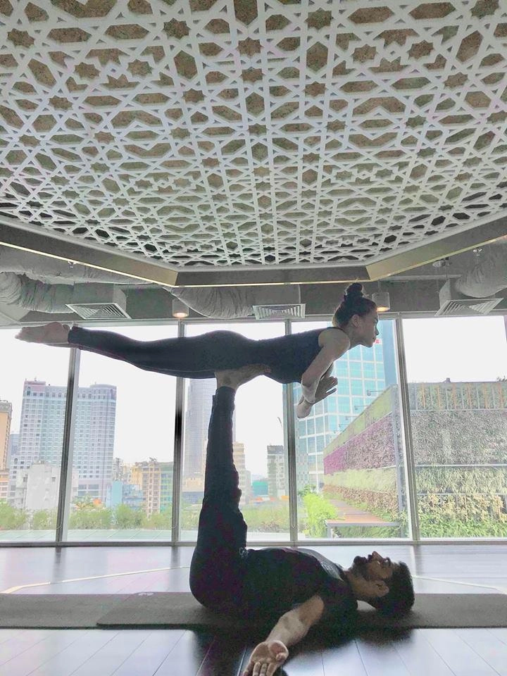 Hồ ngọc hà tập yoga tiết lộ bí quyết làm đẹp trong ngày cường đô la đi lấy vợ mới - 4