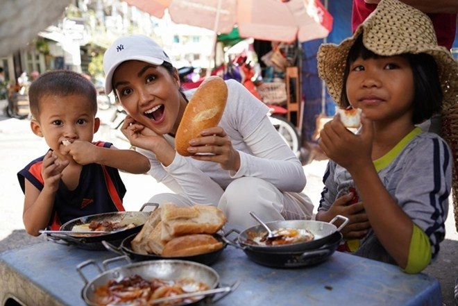 Hoa hậu hhen niê dành một ngày ăn bánh mì khắp sài gòn và lý do xúc động phía sau - 2