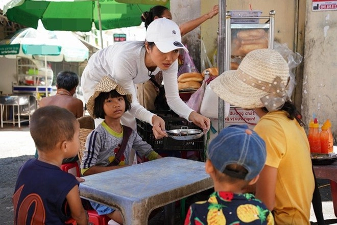 Hoa hậu hhen niê dành một ngày ăn bánh mì khắp sài gòn và lý do xúc động phía sau - 3