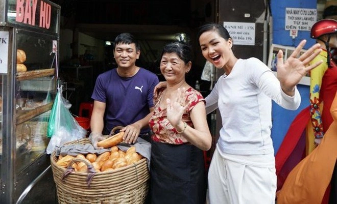 Hoa hậu hhen niê dành một ngày ăn bánh mì khắp sài gòn và lý do xúc động phía sau - 6