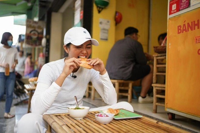 Hoa hậu hhen niê dành một ngày ăn bánh mì khắp sài gòn và lý do xúc động phía sau - 9