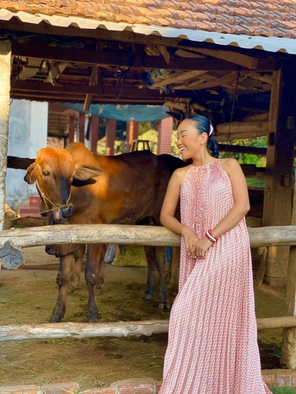 Học đoan trang diện váy lụa màu sắc chị em sẽ luôn ngọt ngào và bay bổng - 3