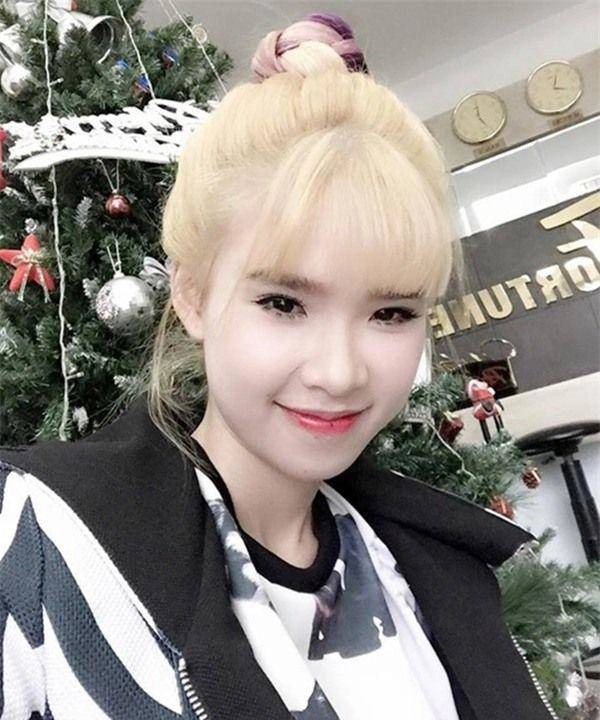Hôm qua khán giả phản đối tóc đen dài hôm nay hhen niê đổi thành tóc dài màu bạch kim - 11