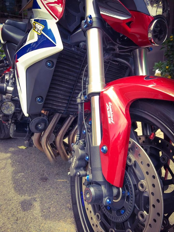 Honda cb1000r nổi bật cùng loạt trang sức hàng hiệu của biker việt - 3