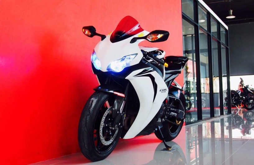 Honda cbr1000rr trắng tinh khôi - 1