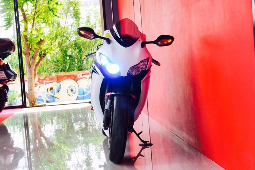 Honda cbr1000rr trắng tinh khôi - 2