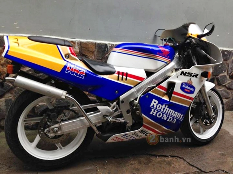 Honda nsr250 hrc đẹp ấn tượng bên góc tường cũ - 1