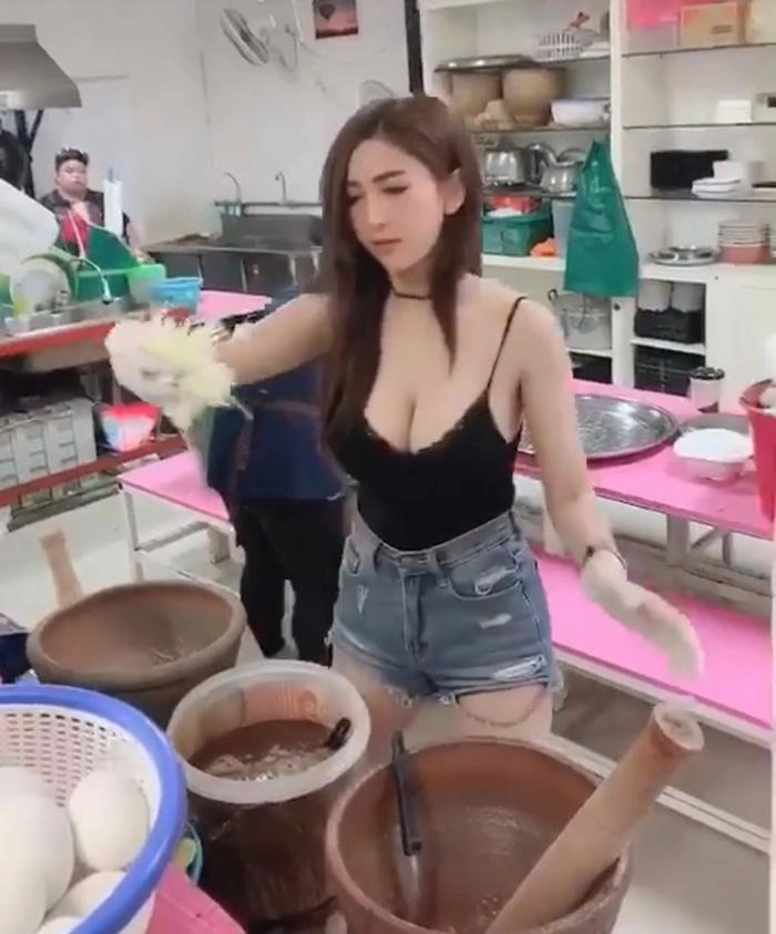 Hot girl bỗng dưng nổi tiếng sau 1 đêm vì vòng 1 quá khổ - 1