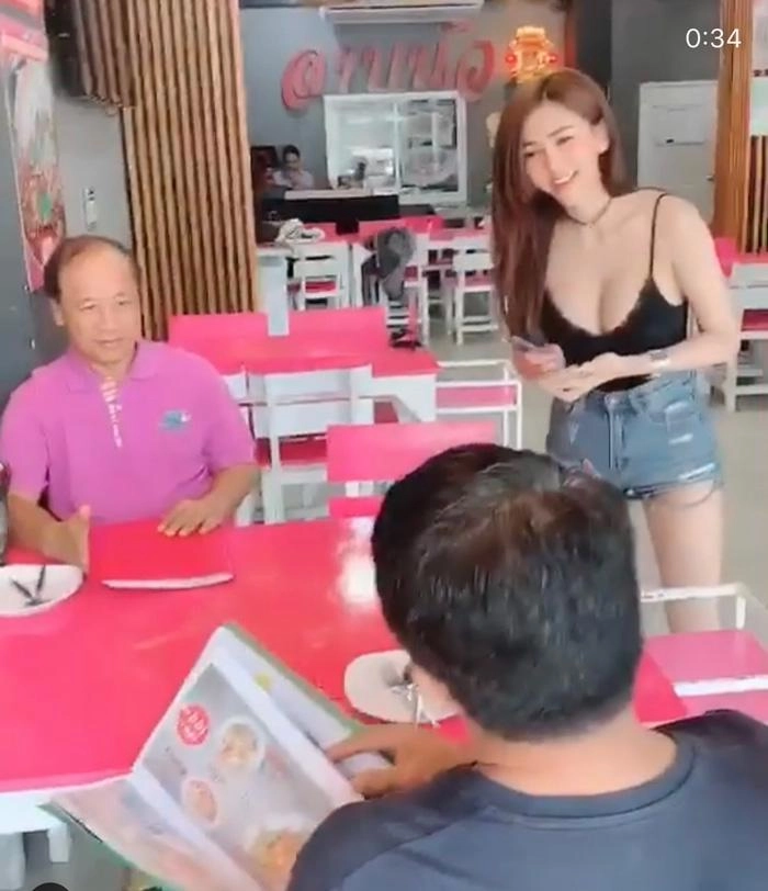 Hot girl bỗng dưng nổi tiếng sau 1 đêm vì vòng 1 quá khổ - 4
