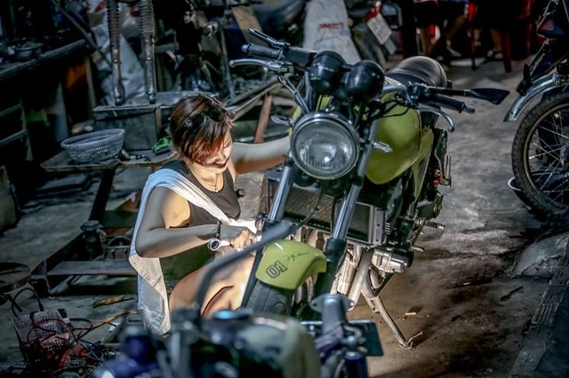 Khâm phục cô gái tuổi cọp làm nghề sửa xe môtô - 1