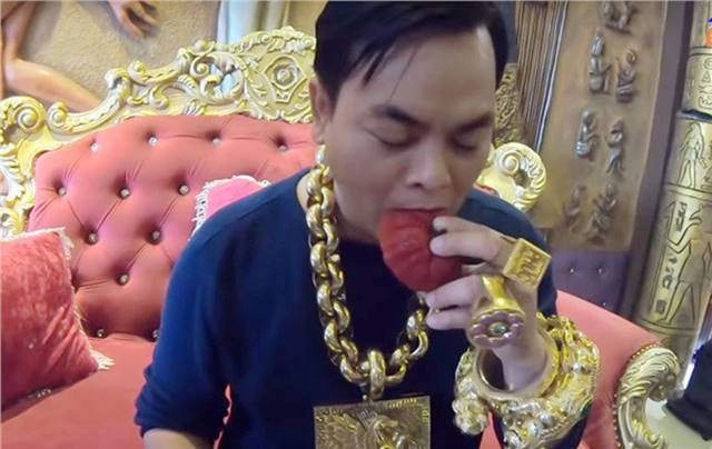 Không chỉ nghiện đeo vàng để khoe khoang phúc xo còn đam mê thứ đắt tiền này - 1