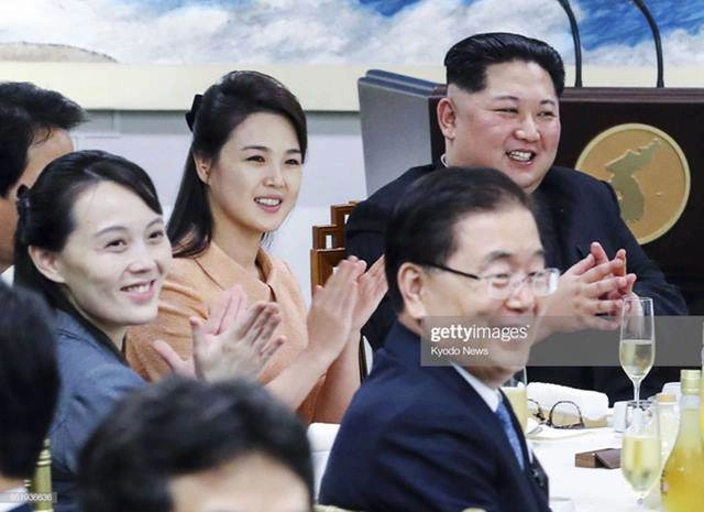 Không chỉ tinh tế vợ ông kim jong-un còn khiến chị em ngưỡng mộ vì điều này - 1